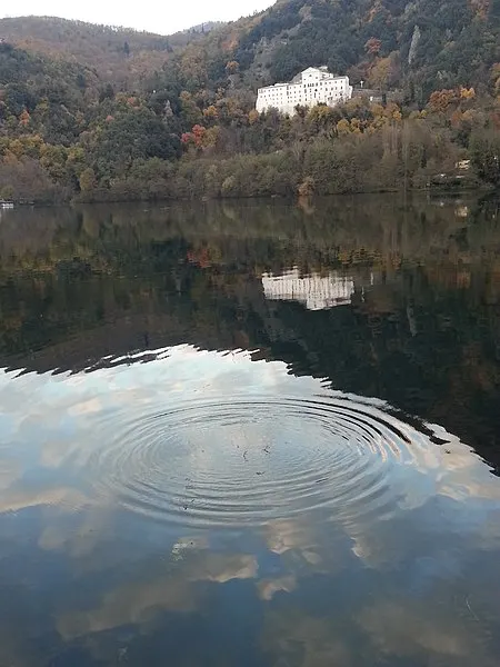 450px-laghi di monticchio %28basilicata%29%2c lago piccolo