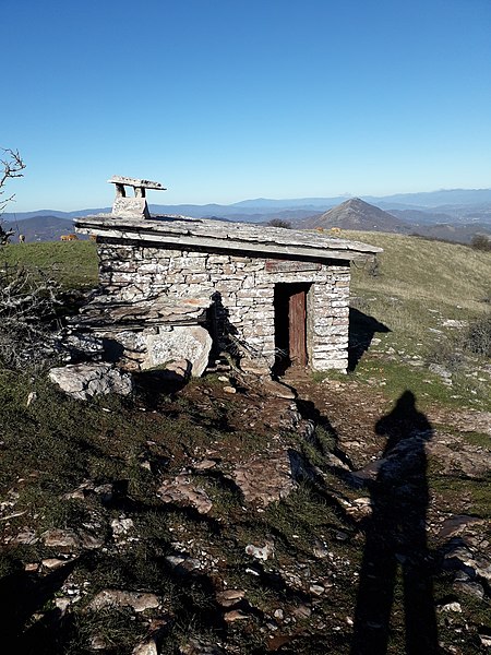 450px-rifugio monte tezio