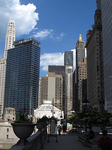 450px-riverwalk along chicago river%2c chicago%2c illinois %289181654522%29