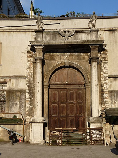 450px-trento-portale palazzo pretorio cortile palazzo thun