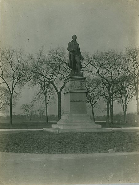 452px-alexander von humboldt monument%2c humboldt park%2c chicago%2c early 20th century %28nby 603%29