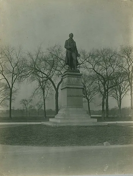 452px-alexander von humboldt monument%2c humboldt park%2c chicago%2c early 20th century %28nby 603%29