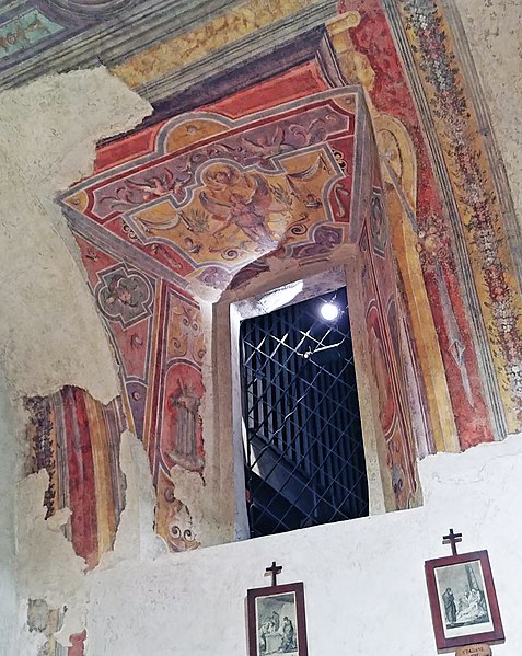477px-assisi%2c chiesa di san damiano - finestra dell%27organo a canne