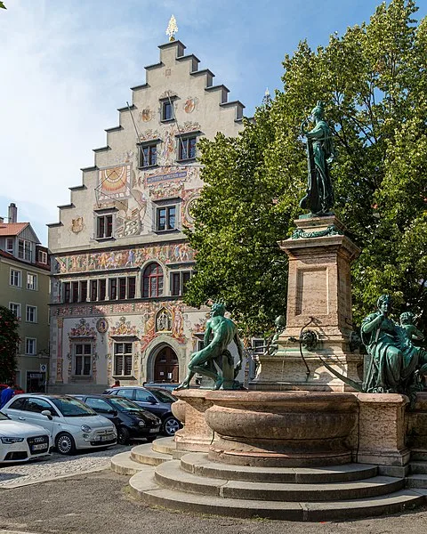 480px-altes rathaus und lindaviabrunnen in lindau %282013%29