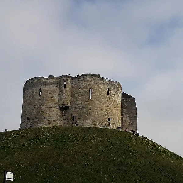 600px-clifford%27s tower%2c york in 2019