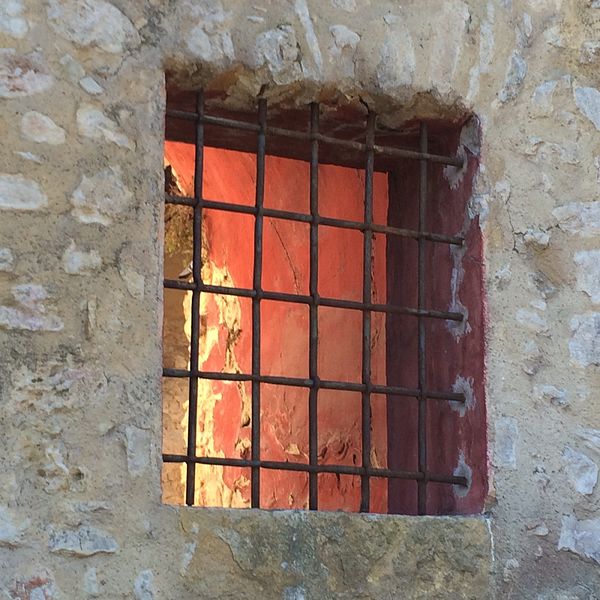 600px-small window on the side of the chapelle de notre dame-du-brusc in ch%c3%a2teauneuf-grasse france