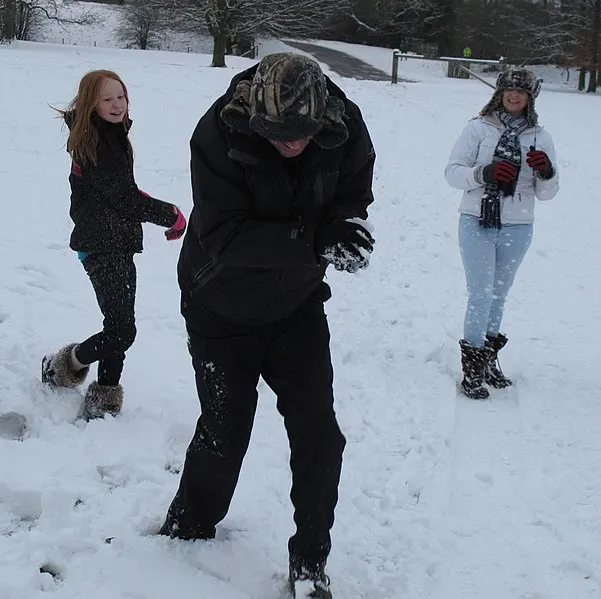 601px-gotcha%5e snowball fight in duncombe park - geograph.org.uk - 3306558