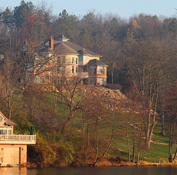 605px-malhotra residence on barton pond%2c 3318 windshadow drive%2c ann arbor township%2c michigan - panoramio