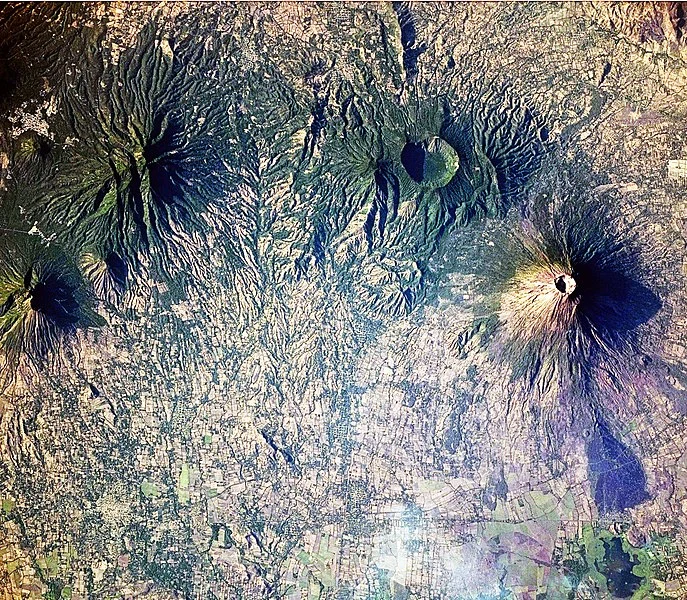 687px-volcanoes near usulut%c3%a1n%2c el salvador