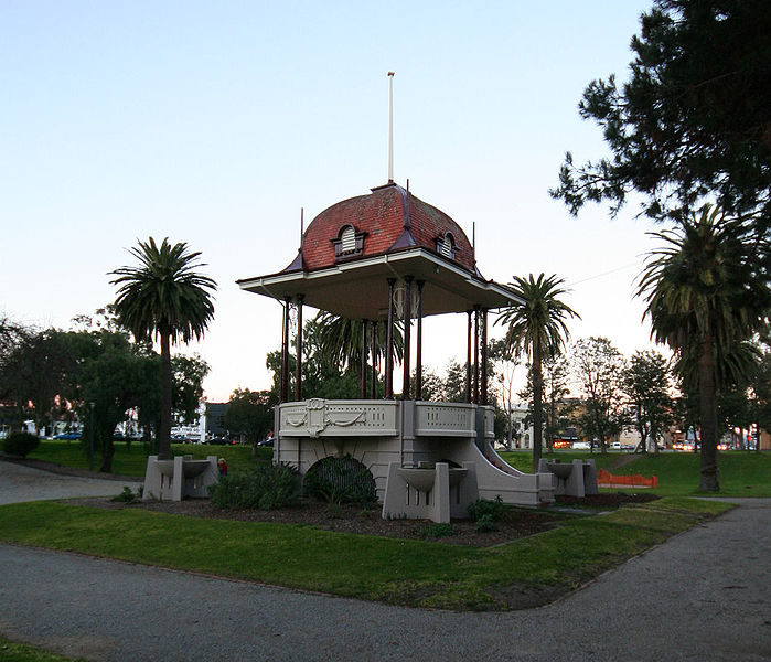 699px-johnstone-park-bandstand-geelong