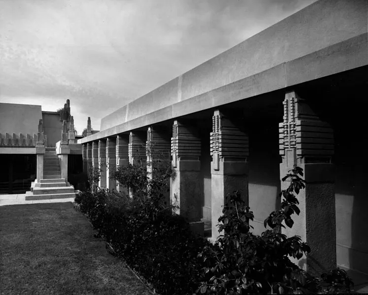747px-exterior view of the hollyhock house%2c los angeles%2c 1921 %28shulman-1997-js-217-isla%29