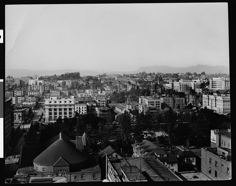 761px-panoramic view of downtown los angeles showing pershing square%2c ca.1910 %28chs-5033%29