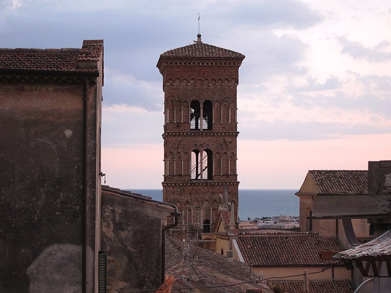 799px-bell tower cattedrale di san cesareo%2c terracina %28lt%29%2c lazio%2c italy. 2020-07-17