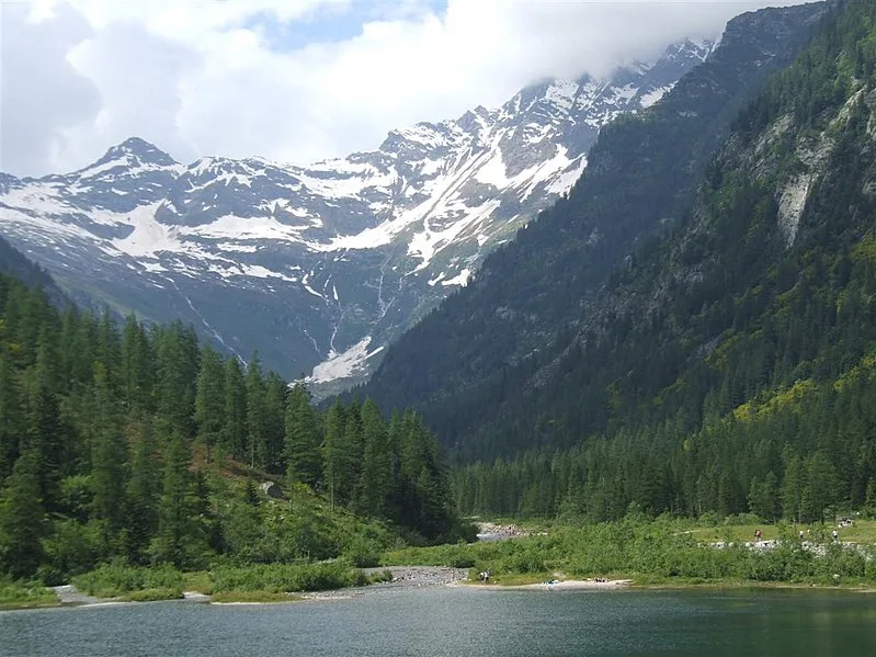 799px-lago delle fate giugno