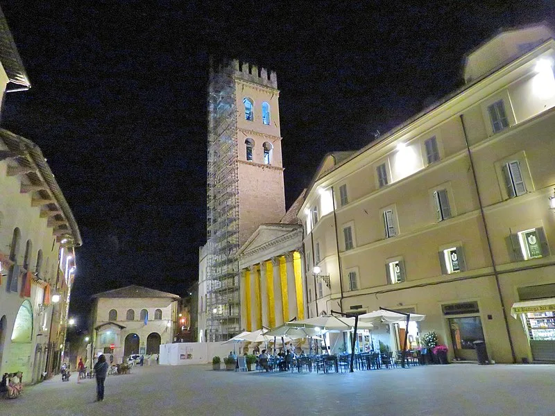 800px-01 piazza del comune %28ass%c3%ads%29%2c amb la torre del popolo