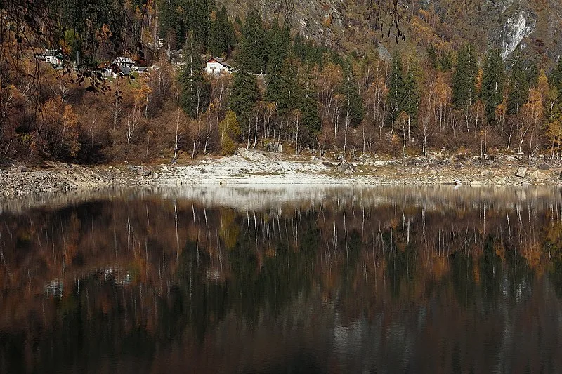 800px-2.11.2015lagoantrona autunno