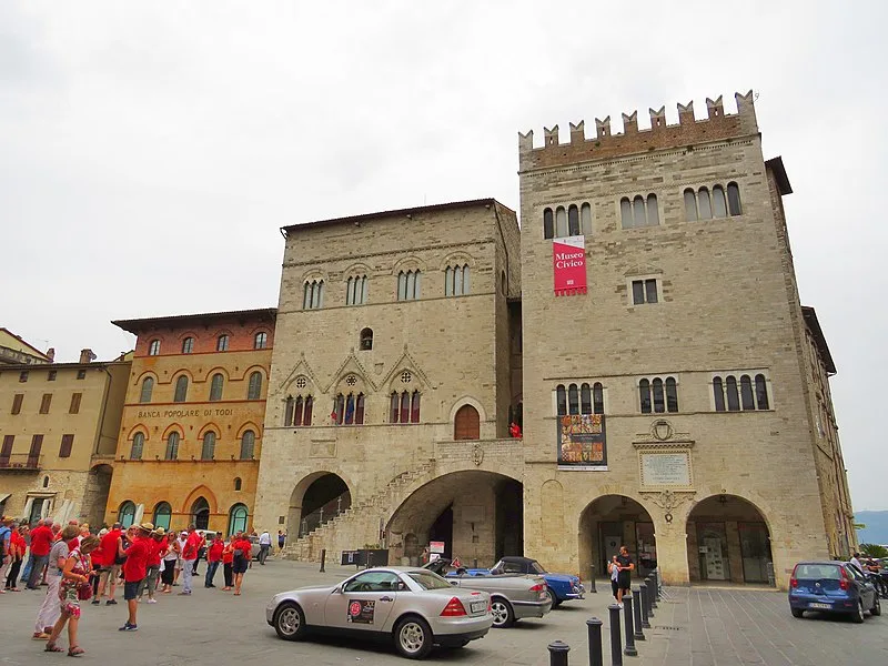800px-27 piazza del popolo %28todi%29%2c amb la banca popolare i els palaus de l%27ajuntament