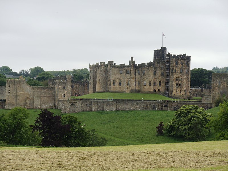 800px-alnwick castle - geograph.org.uk - 2990029