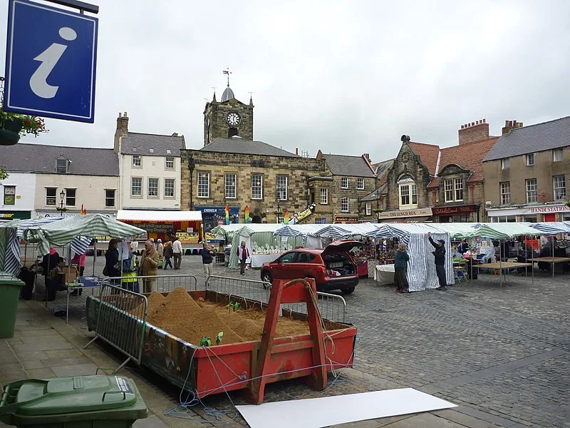 800px-alnwick townscape %2c the market square%2c alnwick - geograph.org.uk - 2989654