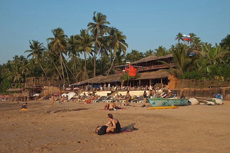 800px-anjuna beach%2c goa%2c india%2c legendary curlies beach shack