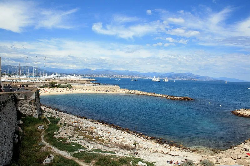 800px-antibes-plage-port-depuis-les-remparts