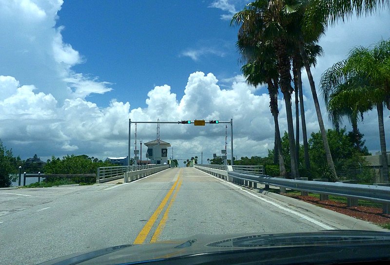800px-approaching mathers bridge in indian harbour fl from the east %282012%29