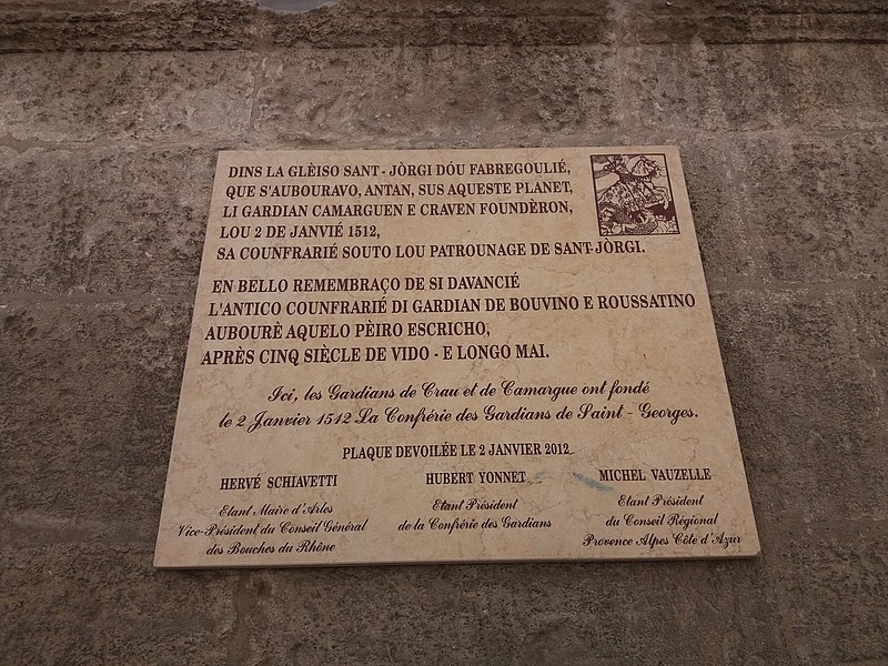 800px-arles - rue de la calade%2c plaque de la confr%c3%a9rie des gardians de saint-georges