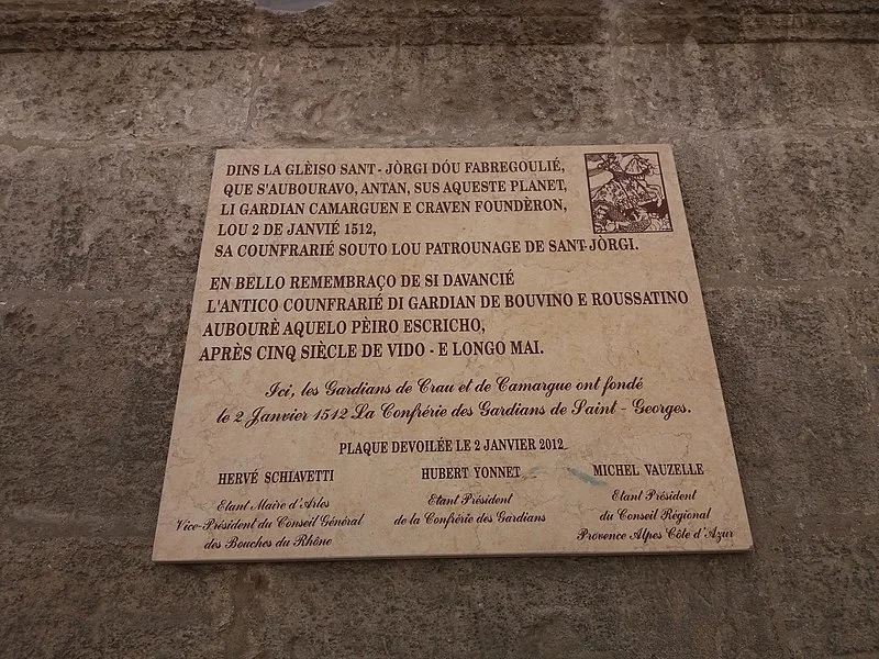 800px-arles - rue de la calade%2c plaque de la confr%c3%a9rie des gardians de saint-georges