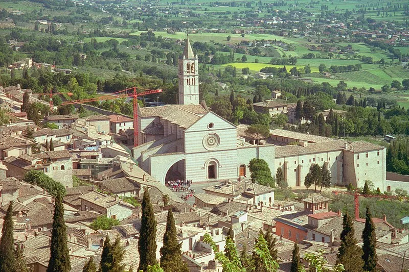 800px-assisi-basilica di santa chiara