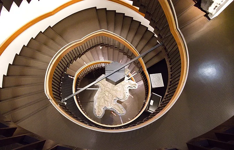 800px-b%c3%bcndner naturmuseum - stairs