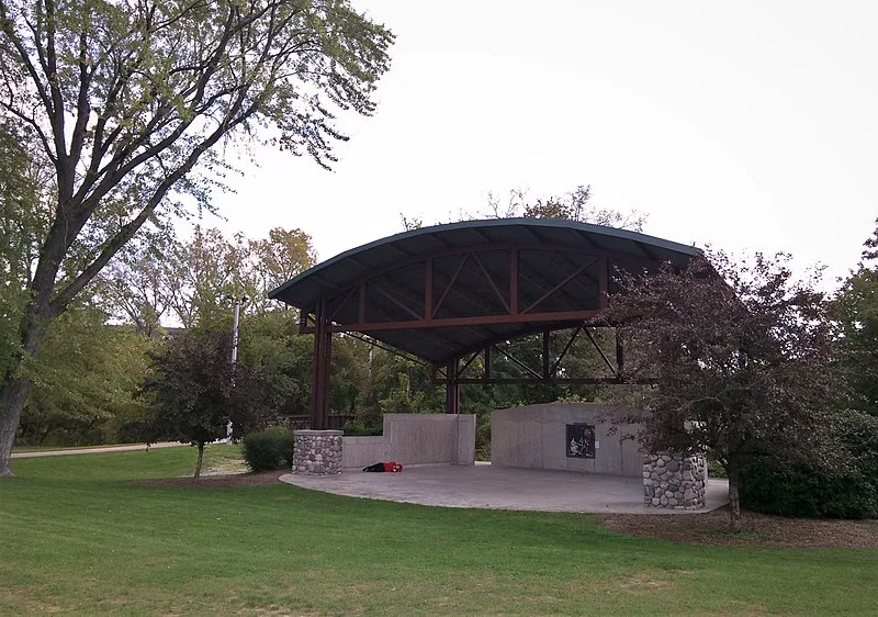 800px-band shell at hemlock park