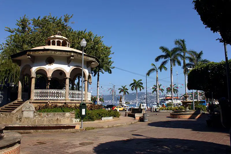 800px-bandstand of plaza alvarez in acapulco%2c mexico %282%29