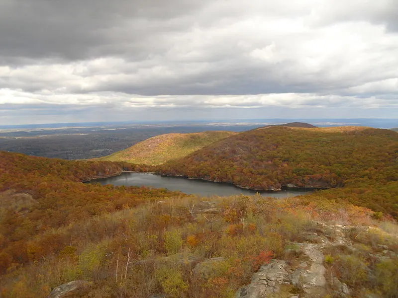 800px-beacon reservoir from mount beacon south peak