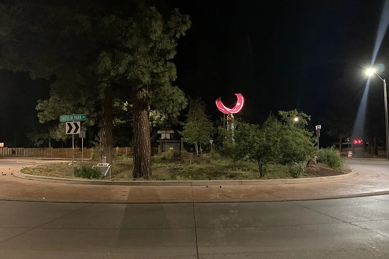 800px-bend roundabout - shevlin park moon