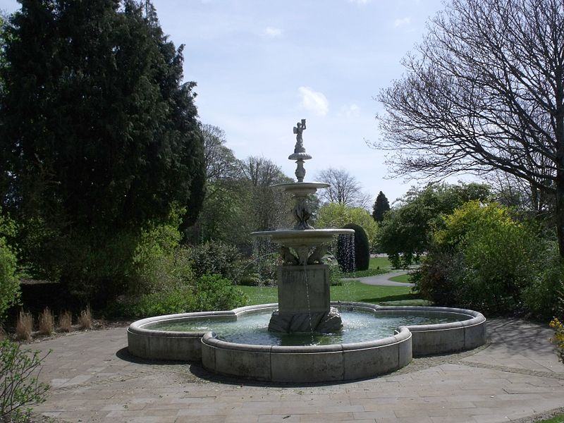 800px-borough gardens - dorchester - fountain