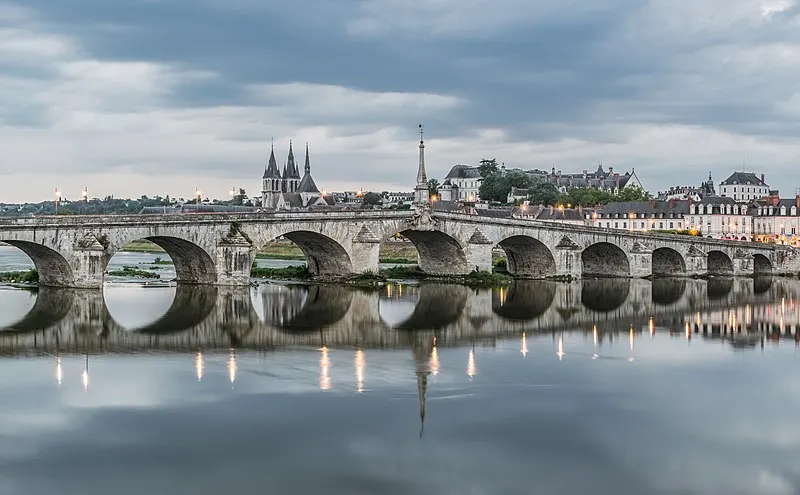 800px-bridge of jacques-gabriel in blois 02