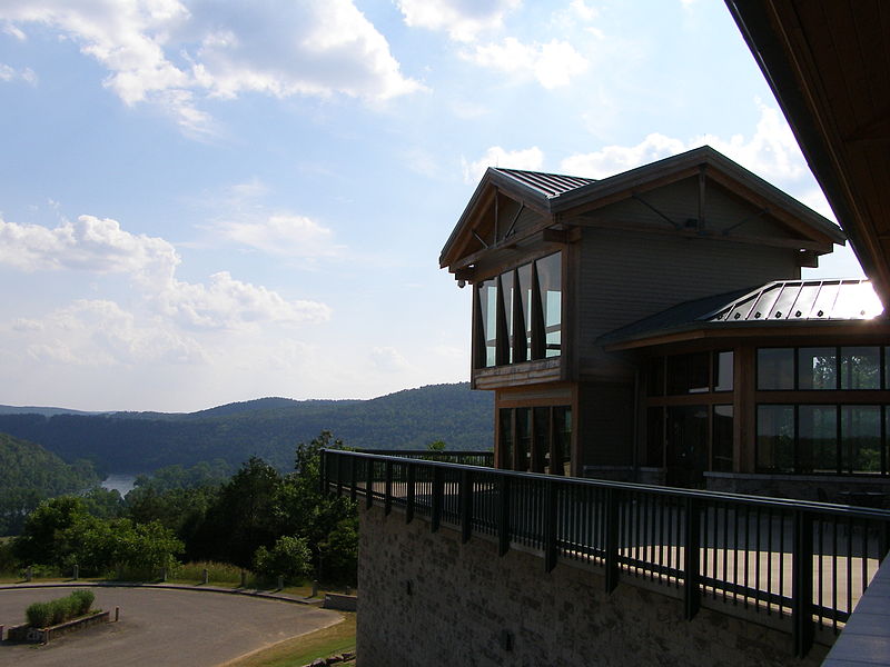 800px-bull shoals-white river state park visitor center view