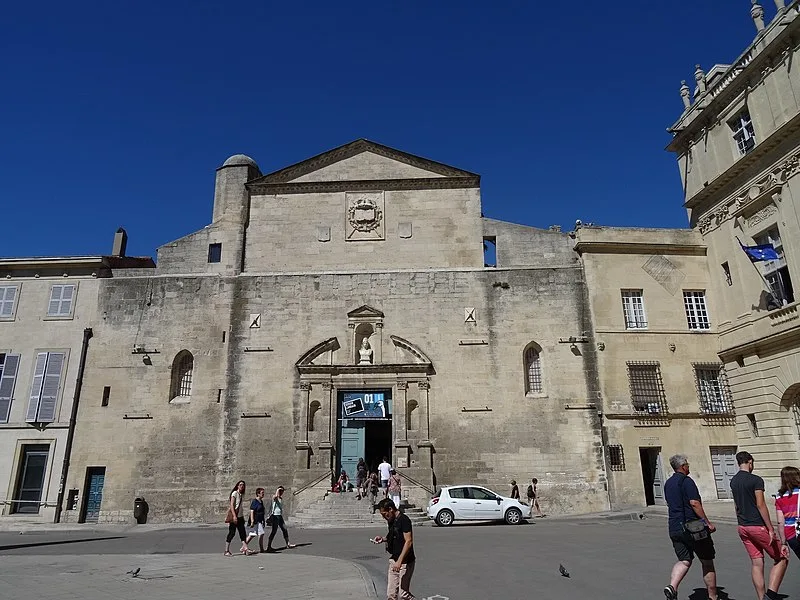 800px-%c3%89glise sainte-anne d%27arles