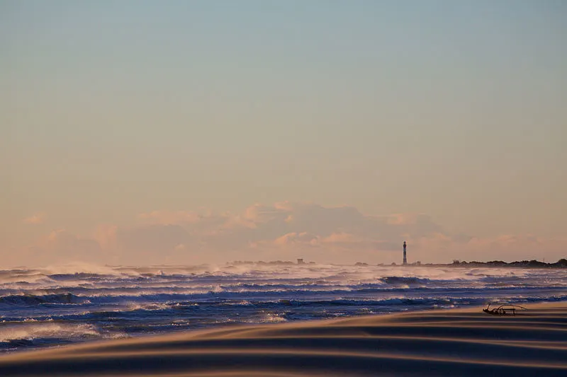 800px-camargue phare de beauduc vue plage pi%c3%a9manson