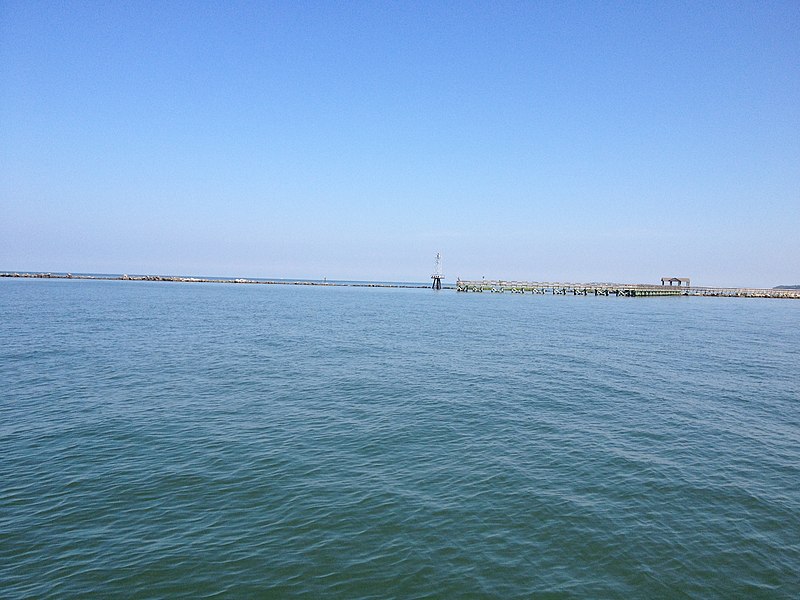 800px-cape charles%2c virginia - leaving harbor looking north to fishing pier and red transit light - panoramio