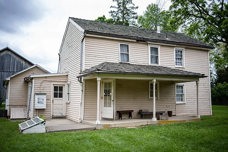 800px-carriage hill metropark historic farm original log house 51215471440