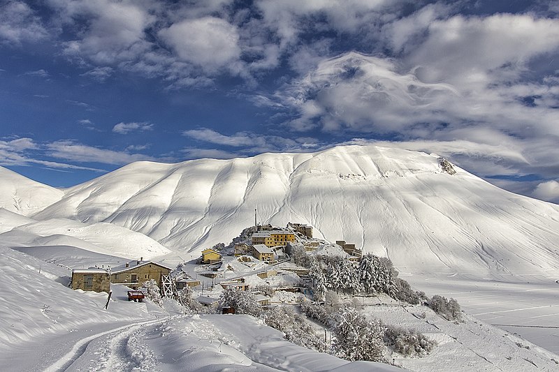 800px-castelluccio di norcia in front of monte vettore with snow