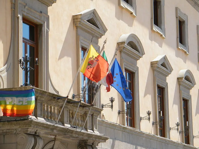 800px Catanzaro Palazzo De Nobili bandiere 800px-catanzaro - palazzo de nobili bandiere