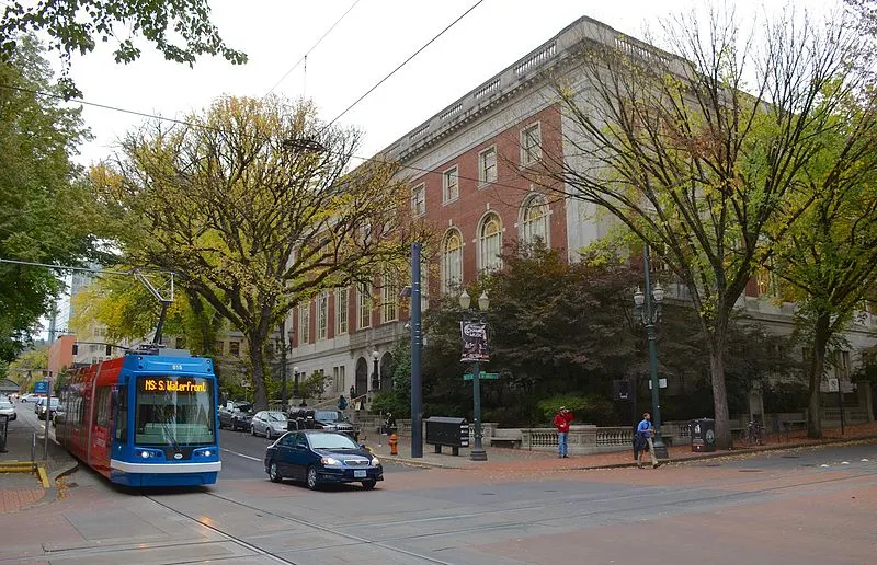 800px-central library of portland oregon with streetcar %282016%29