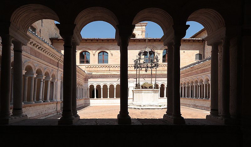 800px-chiostro dell%27abbazia di sassovivo%2c foligno - umbria