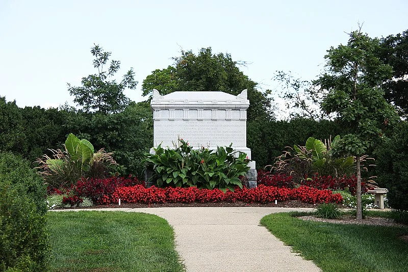 800px-civil war unknowns memorial - looking e - arlington national cemetery - 2011