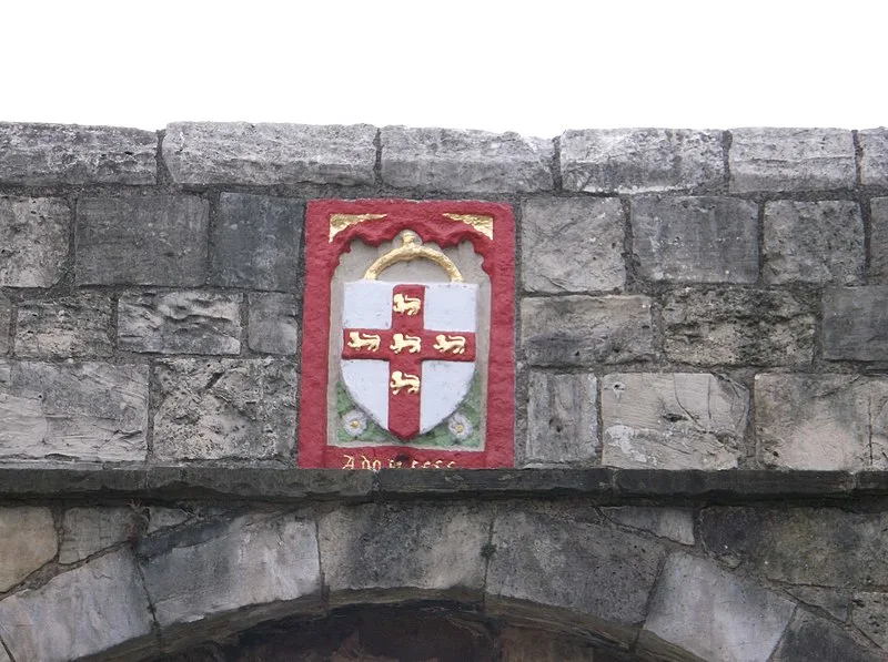 800px-coat of arms on fishergate bar