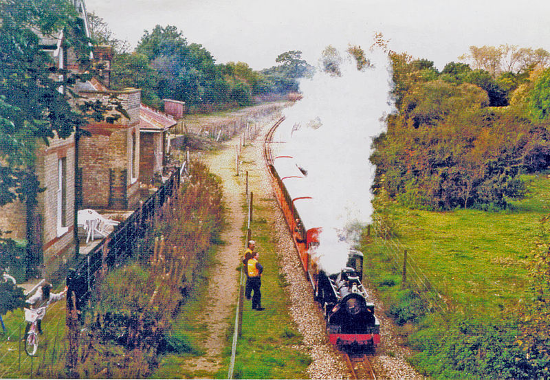 800px-coltishall bure valley train geograph-3854771-by-ben-brooksbank