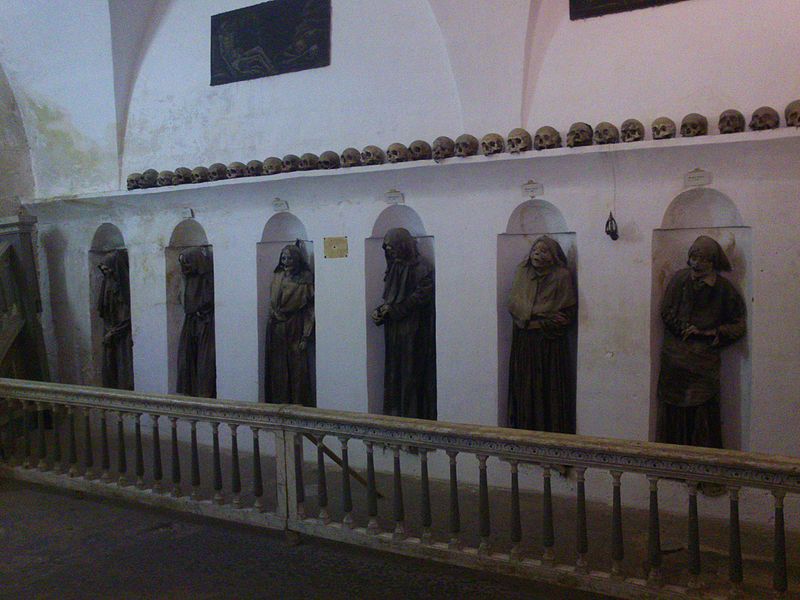 800px-cripta della confraternita dei morti - chiesa matrice di oria %28brindisi%29 2013-08-24 15-46