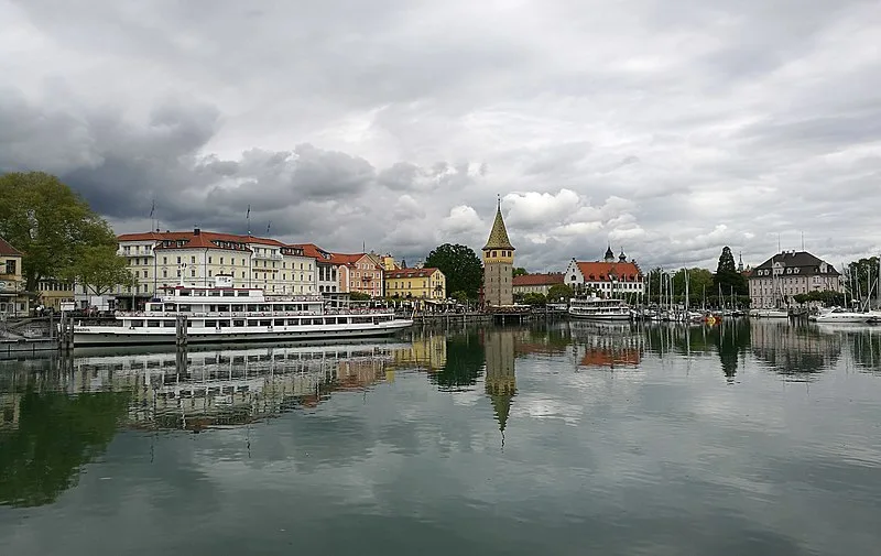 800px-der mangturm im hafen von lindau in bayern in deutschland